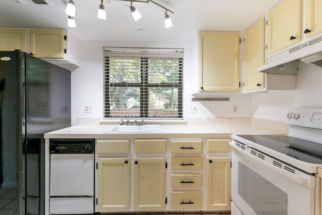 Building Photo - 1090 Sundering Dr