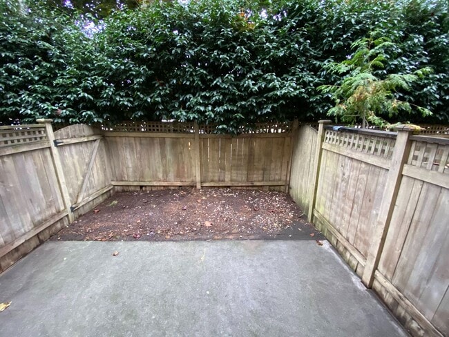 Building Photo - Appealing 3 bed / 1.5 bath townhouse in Greenwood/N Seattle