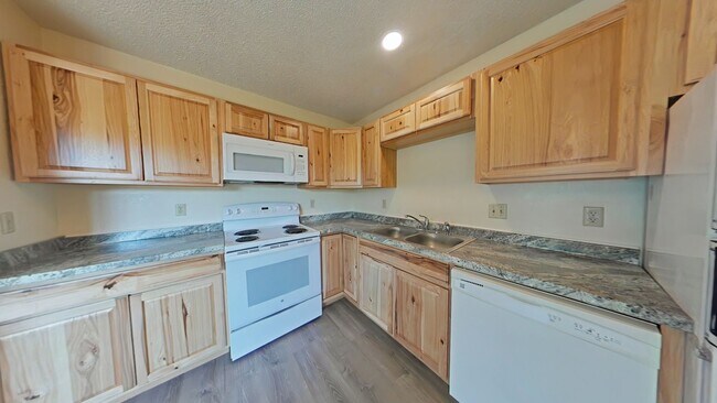Building Photo - Pet Friendly! Top Floor Apartment! Conveni...