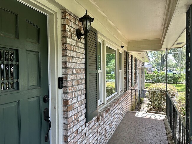 Building Photo - 2204 N Dallerton Cir