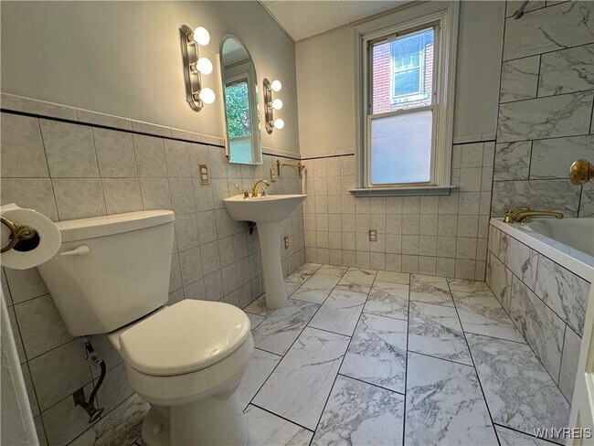 Building Photo - 401 Parkside Ave