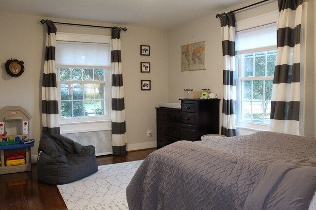 Building Photo - LARCHMONT