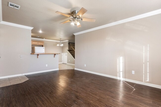 Building Photo - Charming 3BR, 2.5BA Rental Home with Moder...