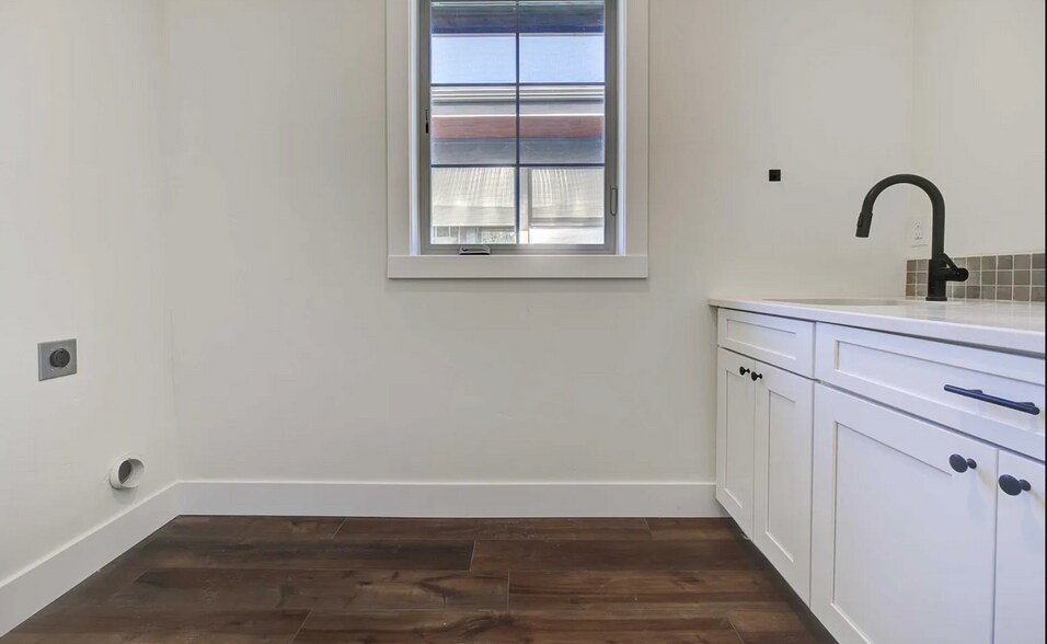 Laundry Room - 1020 N Bluebird St