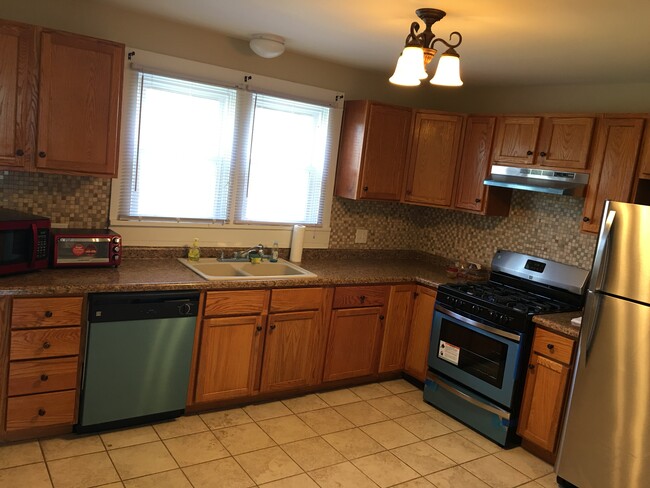 Kitchen - 2712 S Moreland Ave