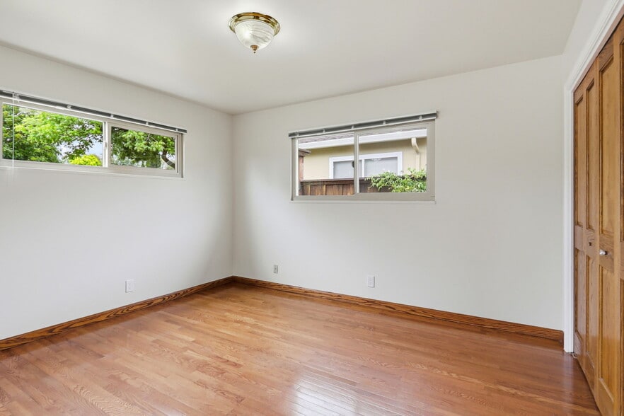 Building Photo - 927 Lorne Way