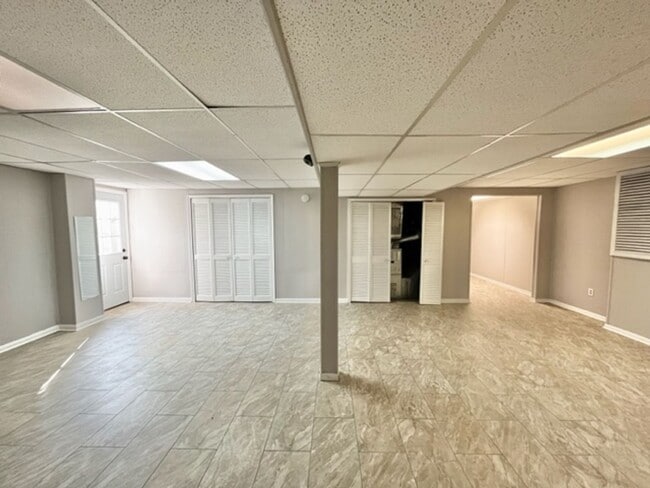 Building Photo - Beautiful and updated 4 BR 2.5 BA with garage and lovely yard!