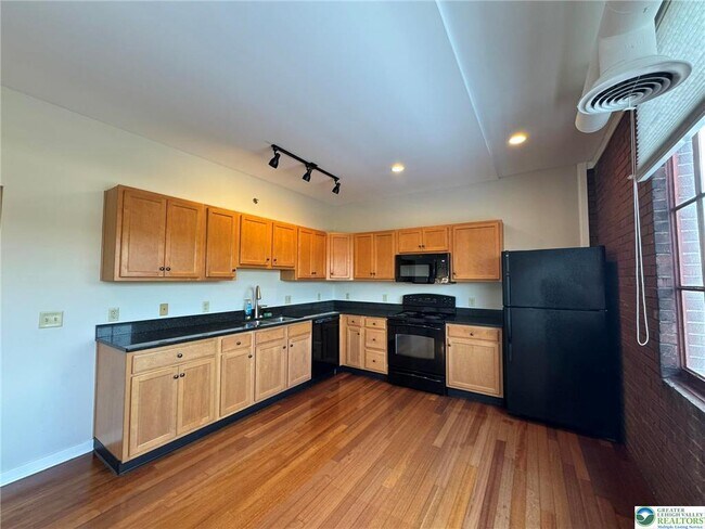 Building Photo - 11 W 2nd St