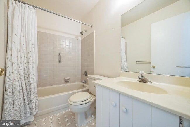 Building Photo - 838 Kings Croft Dr