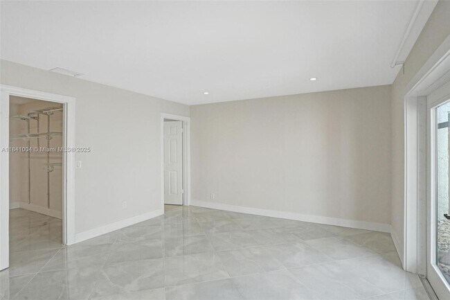 Building Photo - 7425 Silver Woods Ct