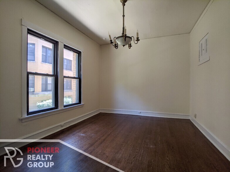 Building Photo - 2421 N Sawyer Ave