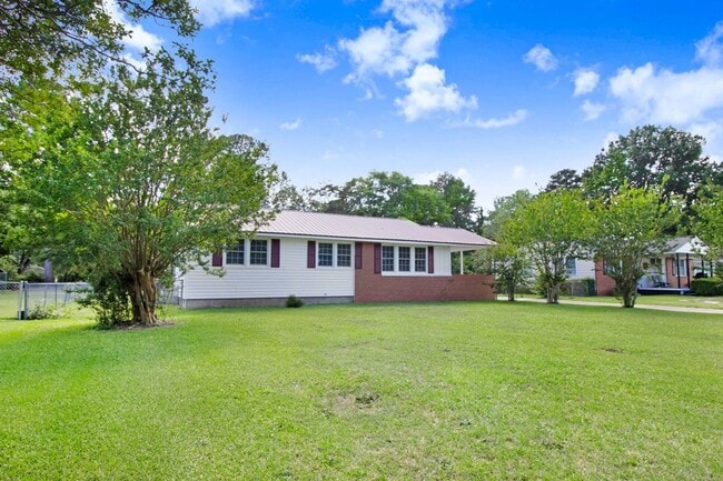 Building Photo - ADORABLE 3 BR | 1 BA HOME - 2 Car Detached...