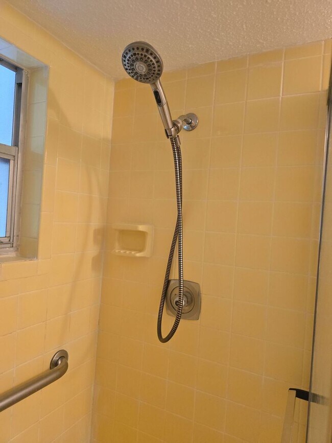 Building Photo - Beautuful 2 bedroom, 2 bath, 2 car garage rental home in Weeki Wachee!