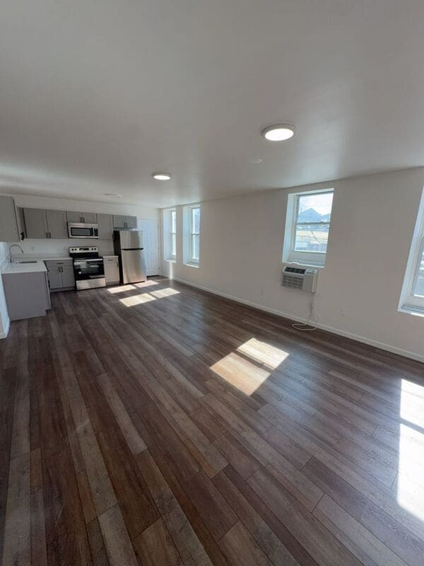 Building Photo - 730 N Main St