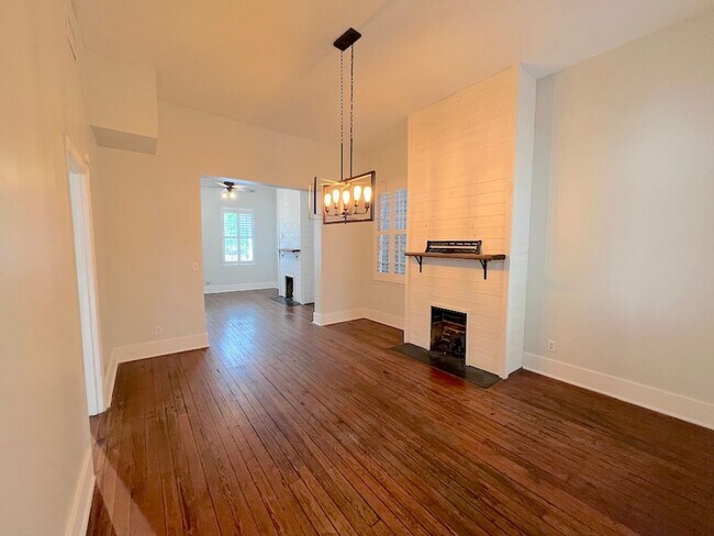 Building Photo - 2 BED | 2.5 BATH | DOWNTOWN LIVING | PRIVA...