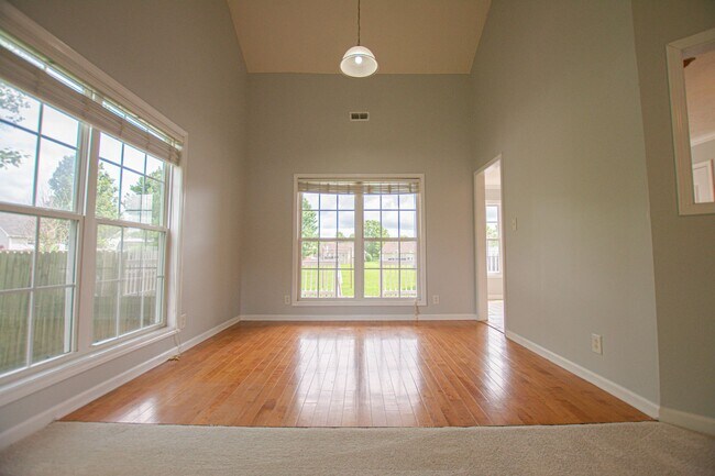 Building Photo - Three Bedroom with Bonus and Pool!