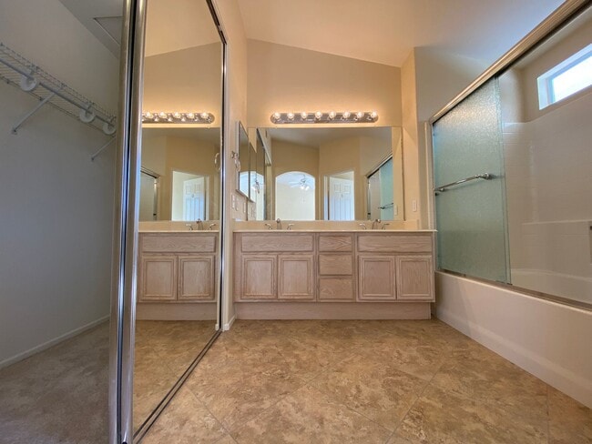 Building Photo - Beautiful Spacious 3BR/2.5BA Located in the Ivey Glenn Community!!