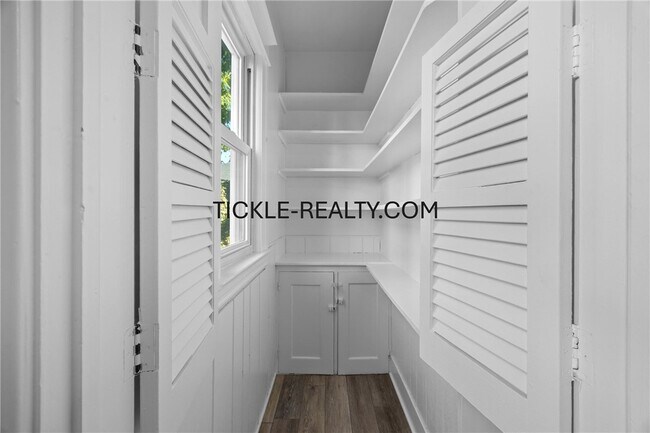 Building Photo - 15-17-17 Roosevelt St