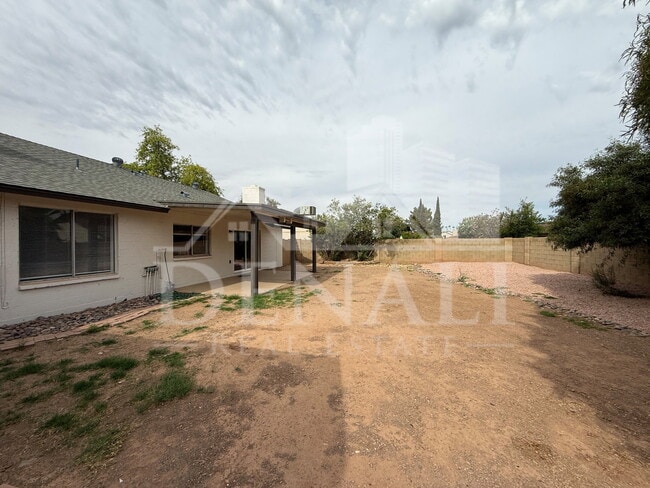Building Photo - 1016 W Nido Ave