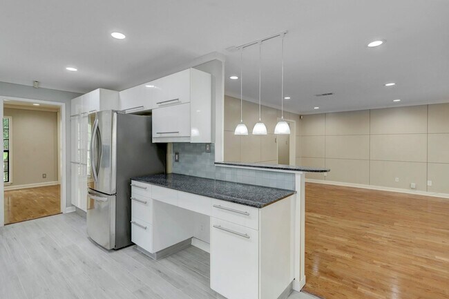 Building Photo - 5419 Dumfries Dr