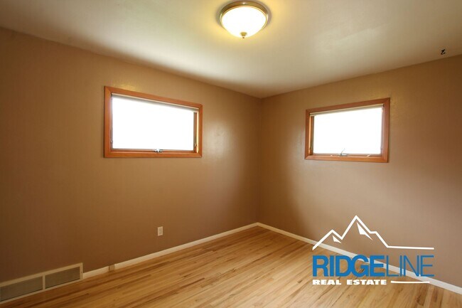 Building Photo - East-End Single Level Home for Lease!