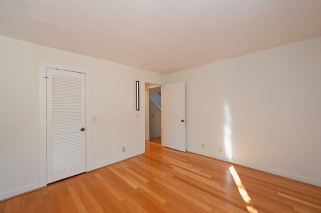 Building Photo - **PERFECTLY SITUATED TOWNHOME IN GREEN HIL...