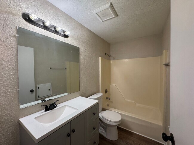 Building Photo - Beautiful 3 Bedroom, 1.5 Bath Townhome wit...