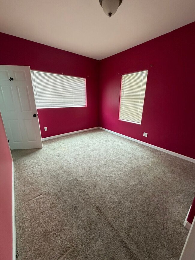 Building Photo - 3 Bedroom, 2 Bathroom Home - Located near Sky Lakes and Oregon Tech!