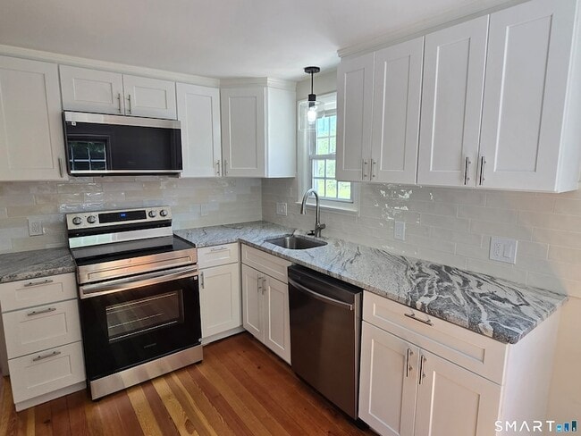 Building Photo - 157 S River Rd