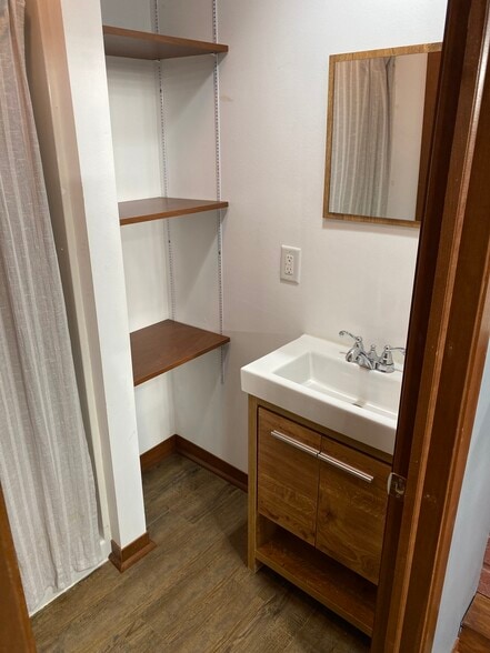 Building Photo - 808 Davis St