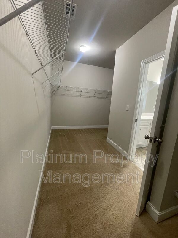Building Photo - 5180 Mirror Lake Dr