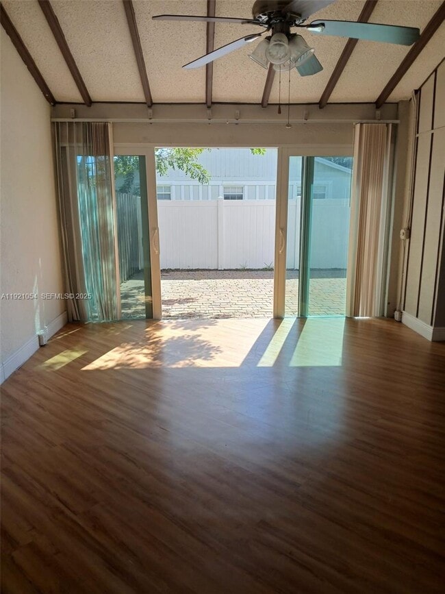 Building Photo - 5550 Lakewood Cir S