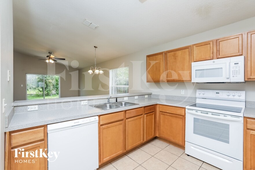 Building Photo - 1683 Christopher St