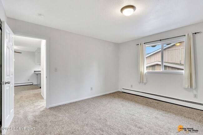 Building Photo - The Single-Family Alternative: 4BD/2BA Triplex Unit with Modern Comforts