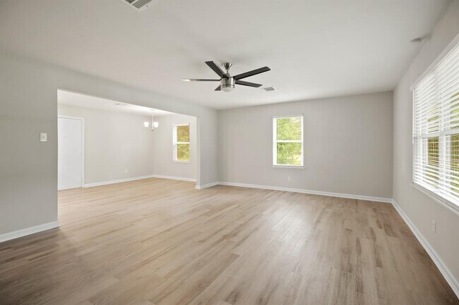 Building Photo - 2122 Stadium Dr