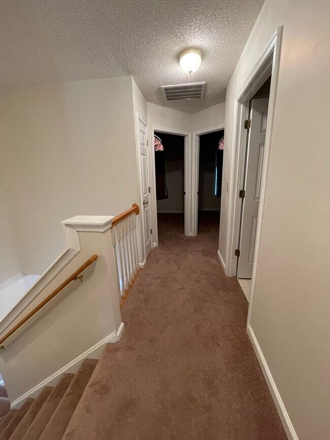 Building Photo - Great Location!  Townhouse with a Garage