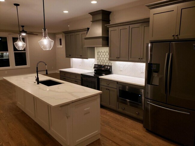 Building Photo - Charming 3-Bedroom, 2.5-Bath Home in Prime Downtown Nashville Location