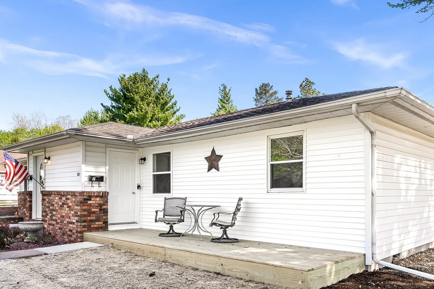 Front deck - 501 E Cherry St