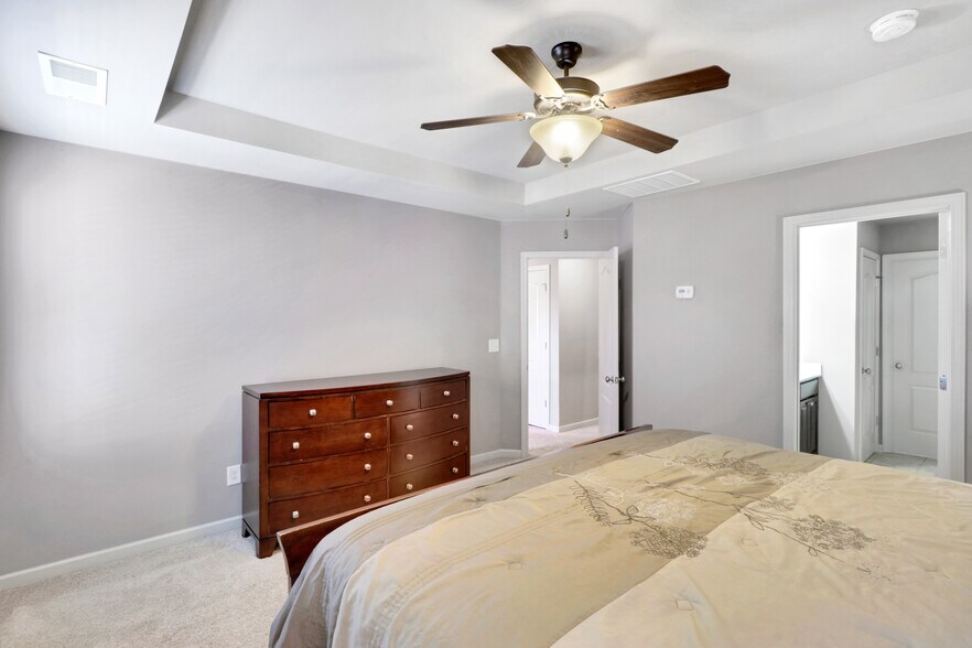 Building Photo - 5084 Whiteoak Ter SE