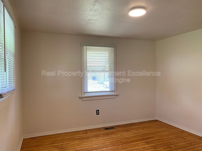Building Photo - 410 W Watson St