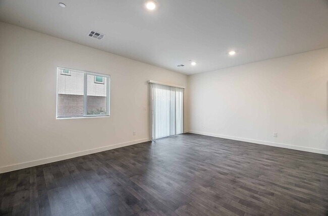 Building Photo - Brand new DR Horton Townhome with 3 bedroom,2 bathrooms and 1 car garage located at Trails at Wil...