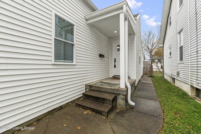 Building Photo - 1112 E Burnett Ave