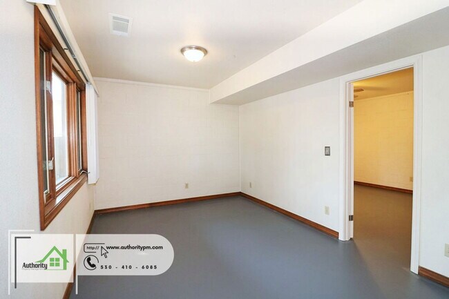 Building Photo - 10560 Old Oregon Trl