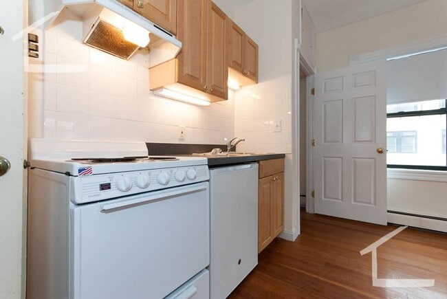 Building Photo - 9/1 No Fee! Charming, cozy Studio near Longwood/Fenway/Kenmore