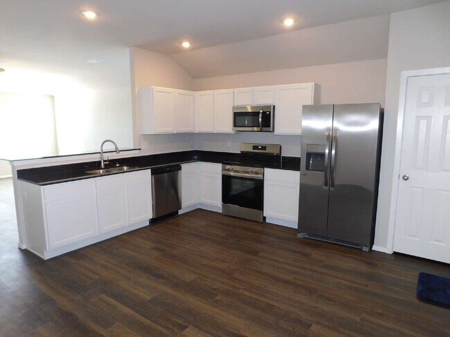 Building Photo - Beautiful 3 bedroom home in south Fayetteville!  To schedule your own showing: 479-341-6744. Appl...