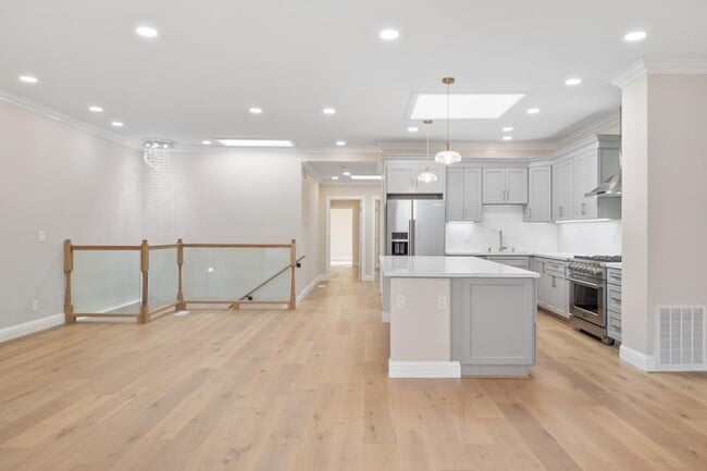 Building Photo - 2546 35th Ave