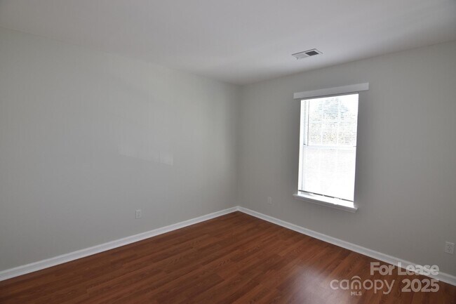 Building Photo - 8220 Golf Ridge Dr