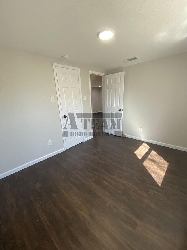 Building Photo - Fully Remodeled 2 Bedroom 1 Bathroom in To...