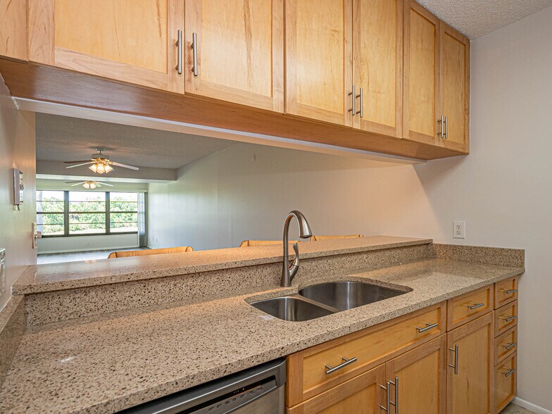 Building Photo - 28 Plantation Dr