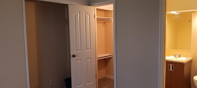 Building Photo - 5918 Lago Vista Way